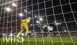 27.09.2026, Fussball UEFA Nations-League 2026/2027, 2.Spieltag, Deutschland - Griechenland, in der WWK-Arena Augsburg, Kopfball von Kevin Schade (mitte hinten, Deutschland) gegen Torwart Kostas Tzolakis (Griechenland) 
