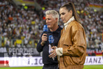 27.09.2026, Fussball UEFA Nations-League 2026/2027, 2.Spieltag, Deutschland - Griechenland, in der WWK-Arena Augsburg, v.li: Bastian Schweinsteiger bei Moderatorin Esther Sedlaczek am ARD Mikrofon am Spielfeldrand 