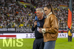 27.09.2026, Fussball UEFA Nations-League 2026/2027, 2.Spieltag, Deutschland - Griechenland, in der WWK-Arena Augsburg, v.li: Bastian Schweinsteiger bei Moderatorin Esther Sedlaczek am ARD Mikrofon am Spielfeldrand 