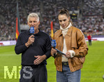27.09.2026, Fussball UEFA Nations-League 2026/2027, 2.Spieltag, Deutschland - Griechenland, in der WWK-Arena Augsburg, v.li: Bastian Schweinsteiger bei Moderatorin Esther Sedlaczek am ARD Mikrofon am Spielfeldrand 
