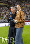 27.09.2026, Fussball UEFA Nations-League 2026/2027, 2.Spieltag, Deutschland - Griechenland, in der WWK-Arena Augsburg, v.li: Bastian Schweinsteiger bei Moderatorin Esther Sedlaczek am ARD Mikrofon am Spielfeldrand 