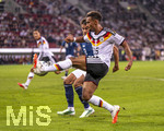 27.09.2026, Fussball UEFA Nations-League 2026/2027, 2.Spieltag, Deutschland - Griechenland, in der WWK-Arena Augsburg, Bambase Conte (re, Deutschland) gegen Giorgos Vagiannidis (Griechenland) 