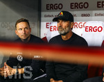 27.09.2026, Fussball UEFA Nations-League 2026/2027, 2.Spieltag, Deutschland - Griechenland, in der WWK-Arena Augsburg, Bundestrainer Jürgen Klopp (Deutschland) nachdenklich auf der Bank. li: Co-Trainer Pepijn Lijnders (Deutschland) 
