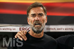 27.09.2026, Fussball UEFA Nations-League 2026/2027, 2.Spieltag, Deutschland - Griechenland, in der WWK-Arena Augsburg, Bundestrainer Jürgen Klopp (Deutschland) singt die Nationalhymne mit.