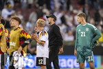 27.09.2026, Fussball UEFA Nations-League 2026/2027, 2.Spieltag, Deutschland - Griechenland, in der WWK-Arena Augsburg, Bundestrainer Jürgen Klopp (mitte, Deutschland) pfeifft seine Spieler nach dem Schlusspfiff von den Fans zurück, er findet genug ausgepfiffen. re: Torwart Alexander Nübel (Deutschland) 