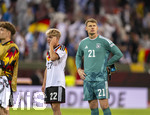 27.09.2026, Fussball UEFA Nations-League 2026/2027, 2.Spieltag, Deutschland - Griechenland, in der WWK-Arena Augsburg, Nach dem Spiel, v.li: Hennes Behrens (Deutschland), Torwart Alexander Nübel (Deutschland) nachdenklich bei den Fans 
