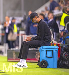 27.09.2026, Fussball UEFA Nations-League 2026/2027, 2.Spieltag, Deutschland - Griechenland, in der WWK-Arena Augsburg, Bundestrainer Jürgen Klopp (Deutschland) nachdenklich an der Seitenlinie auf der Kühlbox.