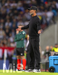 27.09.2026, Fussball UEFA Nations-League 2026/2027, 2.Spieltag, Deutschland - Griechenland, in der WWK-Arena Augsburg, Bundestrainer Jürgen Klopp (Deutschland) ratlos an der Seitenlinie. 