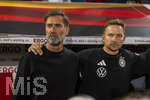 27.09.2026, Fussball UEFA Nations-League 2026/2027, 2.Spieltag, Deutschland - Griechenland, in der WWK-Arena Augsburg, von links:  Bundestrainer Jürgen Klopp (Deutschland) mit Co-Trainer Pepijn Lijnders (Deutschland) bei der Nationalhymne.