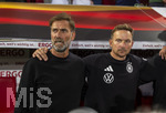 27.09.2026, Fussball UEFA Nations-League 2026/2027, 2.Spieltag, Deutschland - Griechenland, in der WWK-Arena Augsburg, von links:  Bundestrainer Jürgen Klopp (Deutschland) mit Co-Trainer Pepijn Lijnders (Deutschland) bei der Nationalhymne.