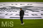 27.09.2026, Fussball UEFA Nations-League 2026/2027, 2.Spieltag, Deutschland - Griechenland, in der WWK-Arena Augsburg, Bundestrainer Jürgen Klopp (Deutschland) läuft nachdenklich über den Platz am großen DFB-Wappen mit dem Bundesadler