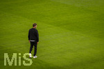 27.09.2026, Fussball UEFA Nations-League 2026/2027, 2.Spieltag, Deutschland - Griechenland, in der WWK-Arena Augsburg, Bundestrainer Jürgen Klopp (Deutschland) läuft nachdenklich über den Platz