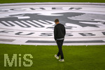27.09.2026, Fussball UEFA Nations-League 2026/2027, 2.Spieltag, Deutschland - Griechenland, in der WWK-Arena Augsburg, Bundestrainer Jürgen Klopp (Deutschland) läuft nachdenklich über den Platz am großen DFB-Wappen mit dem Bundesadler 