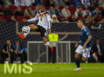 27.09.2026, Fussball UEFA Nations-League 2026/2027, 2.Spieltag, Deutschland - Griechenland, in der WWK-Arena Augsburg, Kevin Schade (Deutschland) spektakulär am Ball re: Kostas Tsimikas (Griechenland) schaut zu.