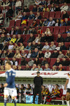 27.09.2026, Fussball UEFA Nations-League 2026/2027, 2.Spieltag, Deutschland - Griechenland, in der WWK-Arena Augsburg, Oben in Rot:  Ulla Klopp, Ehefrau von Bundestrainer Jürgen Klopp (unten Deutschland) als Zuschauerin nahe bei ihrem Mann auf der Tribüne.