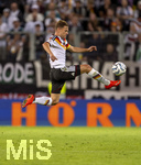 27.09.2026, Fussball UEFA Nations-League 2026/2027, 2.Spieltag, Deutschland - Griechenland, in der WWK-Arena Augsburg, Joshua Kimmich (Deutschland) springt in den Ball mit gestrecktem Bein.