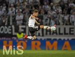 27.09.2026, Fussball UEFA Nations-League 2026/2027, 2.Spieltag, Deutschland - Griechenland, in der WWK-Arena Augsburg, Joshua Kimmich (Deutschland) springt in den Ball mit gestrecktem Bein.