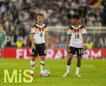 27.09.2026, Fussball UEFA Nations-League 2026/2027, 2.Spieltag, Deutschland - Griechenland, in der WWK-Arena Augsburg, v.li: Joshua Kimmich (Deutschland), Nathaniel Brown (Deutschland) nachdenklich 
