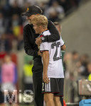 27.09.2026, Fussball UEFA Nations-League 2026/2027, 2.Spieltag, Deutschland - Griechenland, in der WWK-Arena Augsburg, Bundestrainer Jürgen Klopp (Deutschland) umarmt Hennes Behrens (Deutschland) vor der Einwechslung