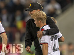 27.09.2026, Fussball UEFA Nations-League 2026/2027, 2.Spieltag, Deutschland - Griechenland, in der WWK-Arena Augsburg, Bundestrainer Jürgen Klopp (Deutschland) umarmt Hennes Behrens (Deutschland) vor der Einwechslung