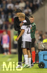 27.09.2026, Fussball UEFA Nations-League 2026/2027, 2.Spieltag, Deutschland - Griechenland, in der WWK-Arena Augsburg, Bundestrainer Jürgen Klopp (Deutschland) umarmt Hennes Behrens (Deutschland) vor der Einwechslung