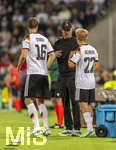 27.09.2026, Fussball UEFA Nations-League 2026/2027, 2.Spieltag, Deutschland - Griechenland, in der WWK-Arena Augsburg, Bundestrainer Jürgen Klopp (Deutschland) mit Hennes Behrens (Deutschland) und Anton Stach (Deutschland) vor der Einwechslung