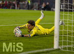 27.09.2026, Fussball UEFA Nations-League 2026/2027, 2.Spieltag, Deutschland - Griechenland, in der WWK-Arena Augsburg, Torwart Kostas Tzolakis (Griechenland) am Ball 