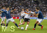 27.09.2026, Fussball UEFA Nations-League 2026/2027, 2.Spieltag, Deutschland - Griechenland, in der WWK-Arena Augsburg, v.li: Kostas Tsimikas (Griechenland), Younes Ebnoutalib (Deutschland), Panagiotis Retsos (Griechenland) 