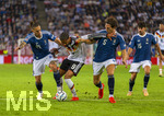 27.09.2026, Fussball UEFA Nations-League 2026/2027, 2.Spieltag, Deutschland - Griechenland, in der WWK-Arena Augsburg, v.li: Kostas Tsimikas (Griechenland), Kevin Schade (Deutschland), Panagiotis Retsos (Griechenland) Thanasis Androutsos (Griechenland) 