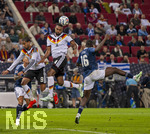 27.09.2026, Fussball UEFA Nations-League 2026/2027, 2.Spieltag, Deutschland - Griechenland, in der WWK-Arena Augsburg, v.li: Kevin Schade (Deutschland), Jonathan Tah (Deutschland), Andreas Tetteh (Griechenland) 