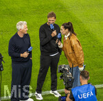 27.09.2026, Fussball UEFA Nations-League 2026/2027, 2.Spieltag, Deutschland - Griechenland, in der WWK-Arena Augsburg, v.li: TV-Experte Bastian Schweinsteiger, Bundestrainer Jürgen Klopp (Deutschland) bei Esther Sedlaczek am BR-ARD Mikrofon am Spielfeldrand 