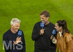 27.09.2026, Fussball UEFA Nations-League 2026/2027, 2.Spieltag, Deutschland - Griechenland, in der WWK-Arena Augsburg, v.li: TV-Experte Bastian Schweinsteiger, Bundestrainer Jürgen Klopp (Deutschland) bei Esther Sedlaczek am BR-ARD Mikrofon am Spielfeldrand 