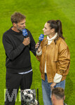 27.09.2026, Fussball UEFA Nations-League 2026/2027, 2.Spieltag, Deutschland - Griechenland, in der WWK-Arena Augsburg, v.li: Bundestrainer Jürgen Klopp (Deutschland) bei Esther Sedlaczek am BR-ARD Mikrofon am Spielfeldrand 