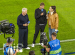 27.09.2026, Fussball UEFA Nations-League 2026/2027, 2.Spieltag, Deutschland - Griechenland, in der WWK-Arena Augsburg, v.li: TV-Experte Bastian Schweinsteiger, Bundestrainer Jürgen Klopp (Deutschland) bei Esther Sedlaczek am BR-ARD Mikrofon am Spielfeldrand 
