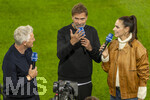 27.09.2026, Fussball UEFA Nations-League 2026/2027, 2.Spieltag, Deutschland - Griechenland, in der WWK-Arena Augsburg, v.li: TV-Experte Bastian Schweinsteiger, Bundestrainer Jürgen Klopp (Deutschland) bei Esther Sedlaczek am BR-ARD Mikrofon am Spielfeldrand 