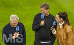 27.09.2026, Fussball UEFA Nations-League 2026/2027, 2.Spieltag, Deutschland - Griechenland, in der WWK-Arena Augsburg, v.li: TV-Experte Bastian Schweinsteiger, Bundestrainer Jürgen Klopp (Deutschland) bei Esther Sedlaczek am BR-ARD Mikrofon am Spielfeldrand 