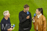 27.09.2026, Fussball UEFA Nations-League 2026/2027, 2.Spieltag, Deutschland - Griechenland, in der WWK-Arena Augsburg, v.li: TV-Experte Bastian Schweinsteiger, Bundestrainer Jürgen Klopp (Deutschland) bei Esther Sedlaczek am BR-ARD Mikrofon am Spielfeldrand 