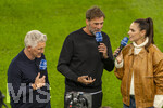 27.09.2026, Fussball UEFA Nations-League 2026/2027, 2.Spieltag, Deutschland - Griechenland, in der WWK-Arena Augsburg, v.li: TV-Experte Bastian Schweinsteiger, Bundestrainer Jürgen Klopp (Deutschland) bei Esther Sedlaczek am BR-ARD Mikrofon am Spielfeldrand 