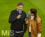 27.09.2026, Fussball UEFA Nations-League 2026/2027, 2.Spieltag, Deutschland - Griechenland, in der WWK-Arena Augsburg, v.li: Bundestrainer Jürgen Klopp (Deutschland) bei Esther Sedlaczek am BR-ARD Mikrofon am Spielfeldrand 