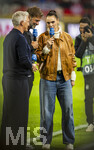 27.09.2026, Fussball UEFA Nations-League 2026/2027, 2.Spieltag, Deutschland - Griechenland, in der WWK-Arena Augsburg, v.li: TV-Experte Bastian Schweinsteiger, Bundestrainer Jürgen Klopp (Deutschland) bei Esther Sedlaczek am BR-ARD Mikrofon am Spielfeldrand 