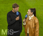 27.09.2026, Fussball UEFA Nations-League 2026/2027, 2.Spieltag, Deutschland - Griechenland, in der WWK-Arena Augsburg, v.li: Bundestrainer Jürgen Klopp (Deutschland) bei Esther Sedlaczek am BR-ARD Mikrofon am Spielfeldrand 