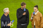 27.09.2026, Fussball UEFA Nations-League 2026/2027, 2.Spieltag, Deutschland - Griechenland, in der WWK-Arena Augsburg, v.li: TV-Experte Bastian Schweinsteiger, Bundestrainer Jürgen Klopp (Deutschland) bei Esther Sedlaczek am BR-ARD Mikrofon am Spielfeldrand 