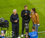 27.09.2026, Fussball UEFA Nations-League 2026/2027, 2.Spieltag, Deutschland - Griechenland, in der WWK-Arena Augsburg, v.li: TV-Experte Bastian Schweinsteiger, Bundestrainer Jürgen Klopp (Deutschland) bei Esther Sedlaczek am BR-ARD Mikrofon am Spielfeldrand 