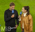 27.09.2026, Fussball UEFA Nations-League 2026/2027, 2.Spieltag, Deutschland - Griechenland, in der WWK-Arena Augsburg, v.li: Bundestrainer Jürgen Klopp (Deutschland) bei Esther Sedlaczek am BR-ARD Mikrofon am Spielfeldrand 