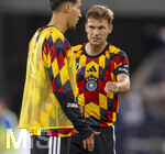 27.09.2026, Fussball UEFA Nations-League 2026/2027, 2.Spieltag, Deutschland - Griechenland, in der WWK-Arena Augsburg, Joshua Kimmich (re, Deutschland) und Younes Ebnoutalib (Deutschland) diskutieren vor dem Spiel beim Aufwärmen.