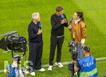27.09.2026, Fussball UEFA Nations-League 2026/2027, 2.Spieltag, Deutschland - Griechenland, in der WWK-Arena Augsburg, v.li: TV-Experte Bastian Schweinsteiger, Bundestrainer Jürgen Klopp (Deutschland) bei Esther Sedlaczek am BR-ARD Mikrofon am Spielfeldrand 