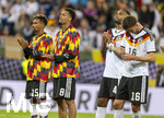 27.09.2026, Fussball UEFA Nations-League 2026/2027, 2.Spieltag, Deutschland - Griechenland, in der WWK-Arena Augsburg, Nach dem Spiel Bambase Conte (Deutschland), Felix Nmecha (Deutschland), Jonathan Tah (Deutschland), Anton Stach (Deutschland) nachdenklich bei den Fans 