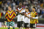 27.09.2026, Fussball UEFA Nations-League 2026/2027, 2.Spieltag, Deutschland - Griechenland, in der WWK-Arena Augsburg, Nach dem Spiel Yann Aurel Bisseck (Deutschland) nachdenklich bei den Fans 