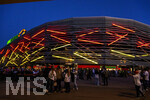 27.09.2026, Fussball UEFA Nations-League 2026/2027, 2.Spieltag, Deutschland - Griechenland, in der WWK-Arena Augsburg, Stadionfassade mit Rot-Gelben Farben der Neonbeleuchtung. 
