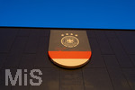 27.09.2026, Fussball UEFA Nations-League 2026/2027, 2.Spieltag, Deutschland - Griechenland, in der WWK-Arena Augsburg, Das FCA-Logo an der Stadionfassade wurde mit dem Logo der Nationalmannschaft überdeckt.